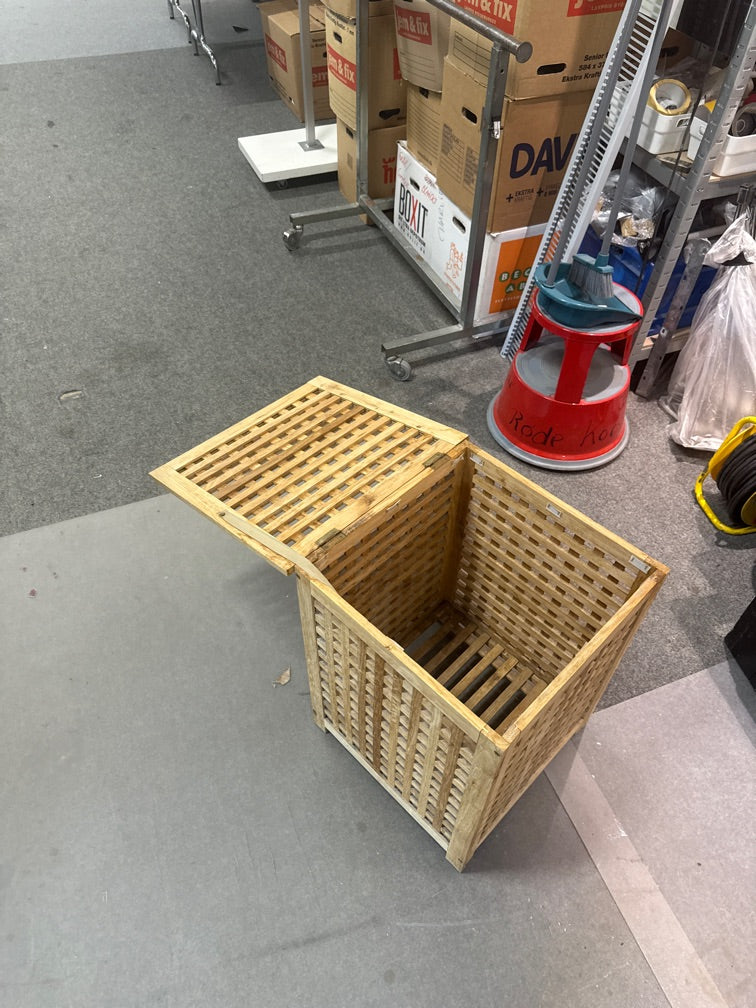 Vasketøjskurv i træ